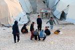 Børn leger i flygtningelejren Al-Hol i Syrien. Billedet er taget i januar 2026, hvor lejren fortsat har omtrent 24.000 indsatte, herunder omtrent 6. 200 kvinder og næsten 15.000 børn fra 40 nationaliteter.  Foto: Omar Haj Kadour/Ritzau Scanpix