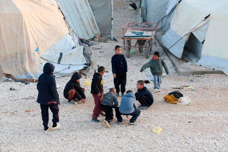 Børn leger i flygtningelejren Al-Hol i Syrien. Billedet er taget i januar 2026, hvor lejren fortsat har omtrent 24.000 indsatte, herunder omtrent 6. 200 kvinder og næsten 15.000 børn fra 40 nationaliteter.  Foto: Omar Haj Kadour/Ritzau Scanpix