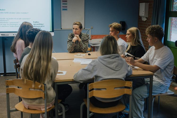 Mette Frederiksen (S) vil komme uro og mistrivsel til livs med stor forandring af folkeskolen for de mindste årgange. Her besøger hun Maglehøjskolen i Ølstykke for at tale med elever og lærere om uro i folkeskolen. Arkivfoto: Peter Maunsbach