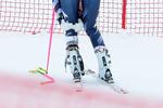 Lindsey Vonn tog sig til knæet efter at have mistet balancen og styrtet ud i sikkerhedsnettet i søndags i Schweiz. Med god grund. Den amerikanske stjerne har revet sit ene korsbånd over. Foto: Denis Balibouse/Ritzau Scanpix