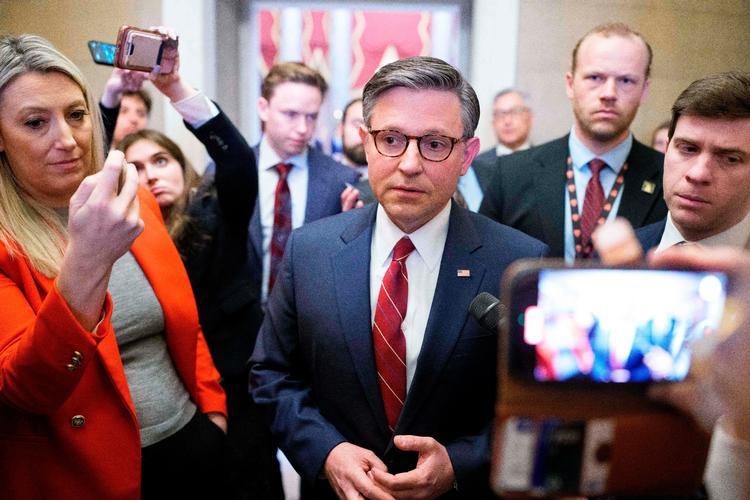 Mike Johnson, formand for Repræsentanternes Hus, taler med pressen efter afstemningen, der sikrer en genåbning af statsapparatet, der har været nedlukket siden lørdag morgen dansk tid. Foto: Aaron Schwartz/Ritzau Scanpix