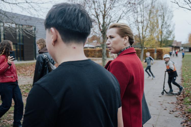 Under kommunalvalgskampen besøgte statsminister Mette Frederiksen (S) Maglehøjskolen i Ølstykke for at tale med elever og lærere om uro i folkeskolen. Nu foreslår hun lilleskole for alle elever fra børnehaveklasse til og med 3. klasse.  Arkivfoto: Peter Maunsbach
