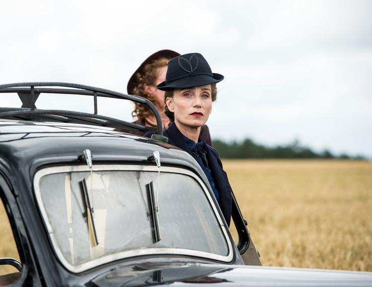 Kristin Scott Thomas spiller stramtandet svigermor i 'Suite Française’, som også har bl.a. Michelle Williams, Margot Robbie og Matthias Schoenaerts på rollelisten og er instrueret af briten Saul Dibb.  Foto: Nordisk Film