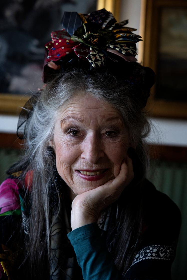 Anne Marie Helgers fremtidstro var uendelig, da karrieren begyndte i perfekt sync med hippie-tidens idealer om fred og fordragelighed. Tidsånden er mildt sagt vendt, men hun viger ikke en tomme fra sine idealer. Foto: Finn Frandsen