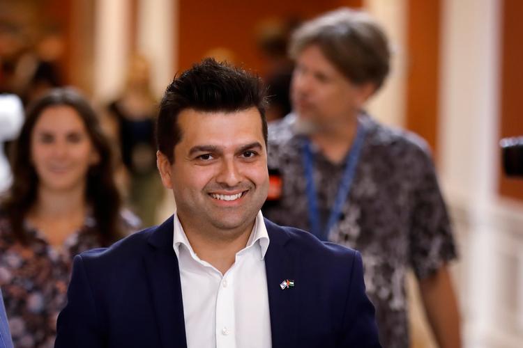     Moderaternes Mohammad Rona får sin vilje i sagen om bederum på uddannelsesinstitutioner. V og S går ind for et forbud, men stemmer imod forslag om det.  Foto: Jens Dresling