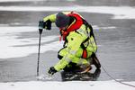 Gartner Kasper Skov borer hul i isen på Peblinge Sø. Målingerne får Københavns Kommune til at åbne søen for færdsel. Foto: Loui Pedersen