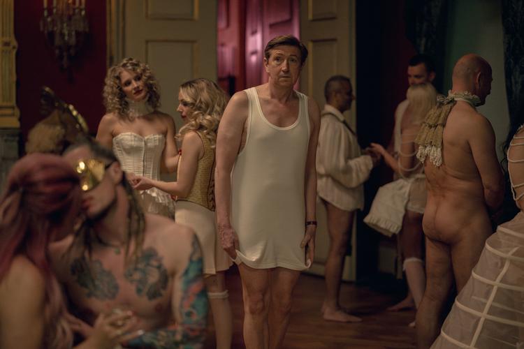 Niels (Nicolaj Kopernikus) er taget på swingerklub for at se, om det ikke kan hjælpe på hans rejsningsproblemer.  Foto: Nordisk FIlm