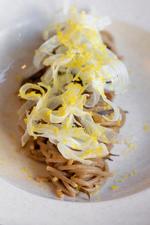 Nudlerne med sukkertang, enoki, brunet misosmør og æggeblomme var præcis lige så skønne, som tjeneren sagde. Men serveringen var for lille.  Foto: Mads Nissen