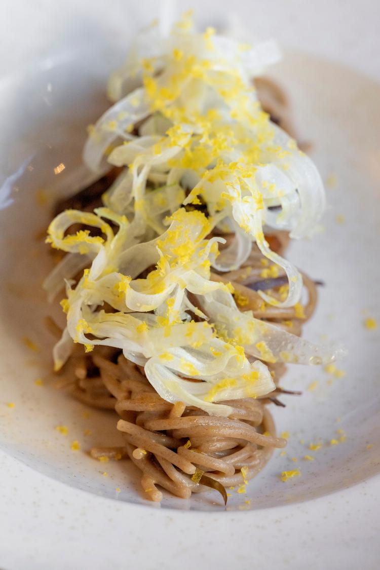 Nudlerne med sukkertang, enoki, brunet misosmør og æggeblomme var præcis lige så skønne, som tjeneren sagde. Men serveringen var for lille.  Foto: Mads Nissen