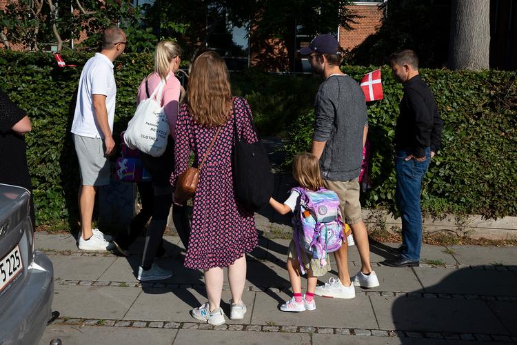 På første skoledag skal eleverne fremover ikke bare møde ind til velkomst, fællessang, flag og kram, men også til klasser med 14 elever, hvis det står til Socialdemokratiet. Foto: Finn Frandsen