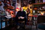 Ole Kibsgaard på sin kone, Pias, café, Pefrlemors Kaffebar på Amager, hvor han fejrer sin runde fødselsdag med familie, de nærmeste venner og en ordentlig røvfuld chili con carne. Til sommer holder han og Pia en kæmpe fællesfødselsdag for alle, de kender, i sommerhuset på Langeland. Foto: Finn Frandsen