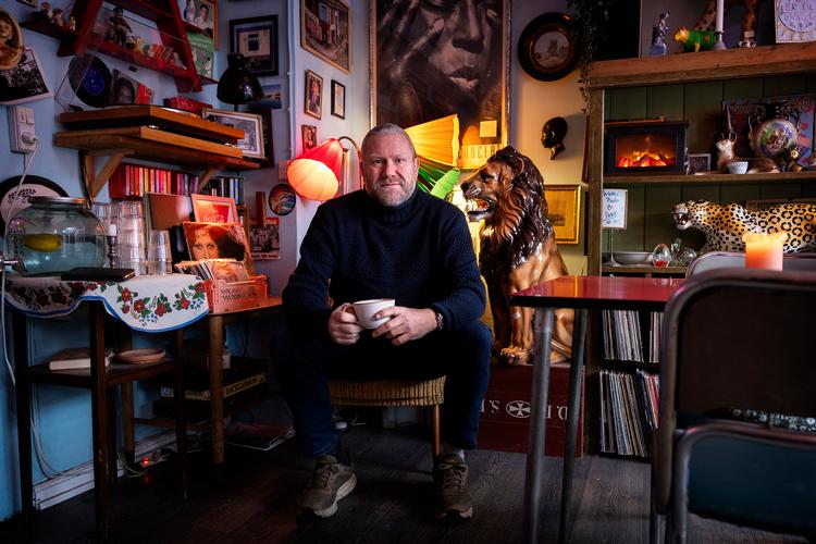 Ole Kibsgaard på sin kone, Pias, café, Pefrlemors Kaffebar på Amager, hvor han fejrer sin runde fødselsdag med familie, de nærmeste venner og en ordentlig røvfuld chili con carne. Til sommer holder han og Pia en kæmpe fællesfødselsdag for alle, de kender, i sommerhuset på Langeland. Foto: Finn Frandsen