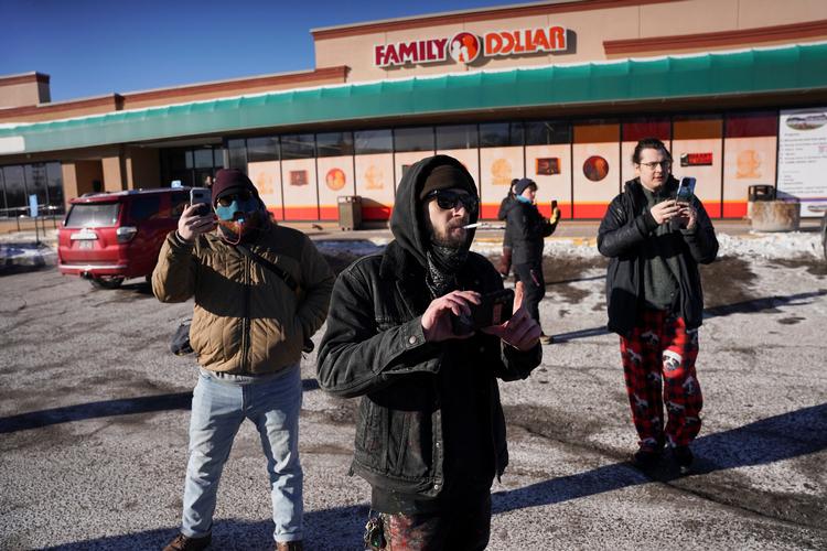 Aktivister i Minneapolis sørger for at optage immigrationsbetjentenes arbejde for at dokumentere det, hvis de bruger for hårdhændede metoder. Foto: Seth Herald/Ritzau Scanpix