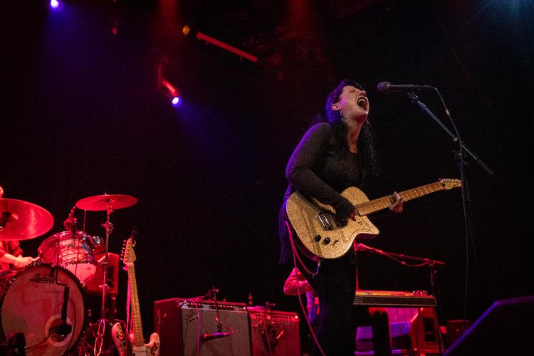 I centrum af bandet Wednesday stod Karly Hartzman som en stikflamme, der både kunne rive hovedet af en sang og synge den som en country-vuggevise. Foto: Vikki Søholm