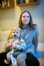 Marie Sveistrup's daughter has a rare disease that requires her to have her blood tested every week at Rigshospitalet. But since DAO took over mail delivery, they no longer dare to send the samples by post. Instead, their upstairs neighbor acts as a private courier. Foto: Vikki Søholm