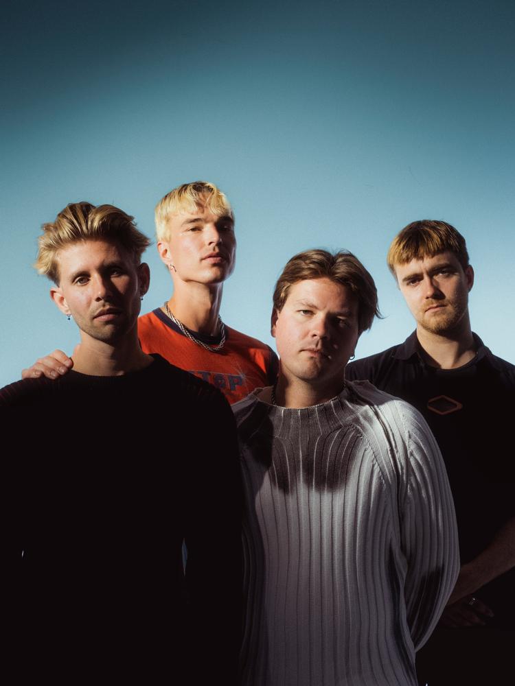 Søn har en superstjerne i front i Kristoffer Jessen (nummer to fra venstre), men det er i høj grad et band. Et virkelig godt ét af slagsen. Foto: Pr-foto