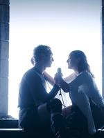 Tristan og Isolde dyrker uhæmmet øjenknepperi over en karaoke-mikrofon i kælderen under Aarhus Teater. Foto: Rumle Skafte