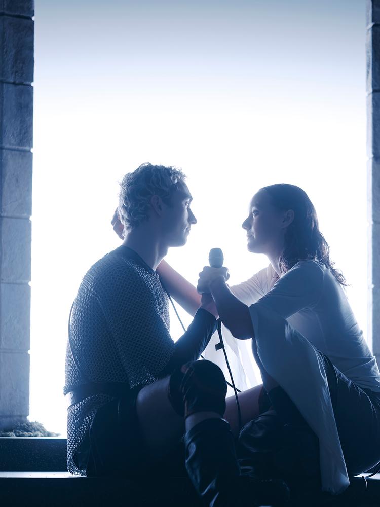 Tristan og Isolde dyrker uhæmmet øjenknepperi over en karaoke-mikrofon i kælderen under Aarhus Teater. Foto: Rumle Skafte