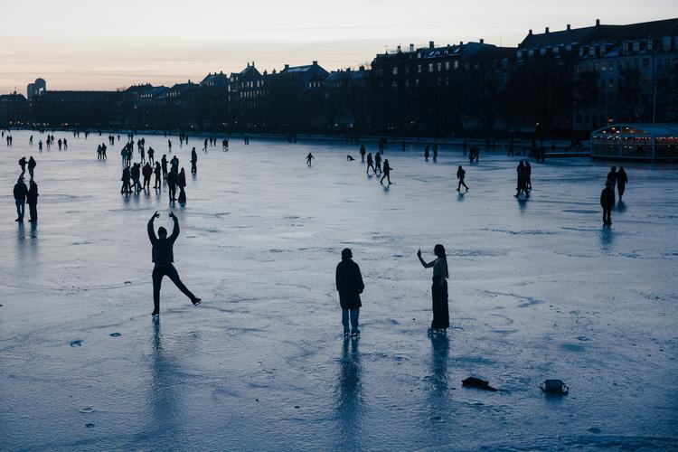 Den hårde frost har gjort Søerne i København egnede til skøjteløb, men har også betydet en ekstra høj varmeregning til hovedstadens indbyggere i januar. Foto: Peter Maunsbach
