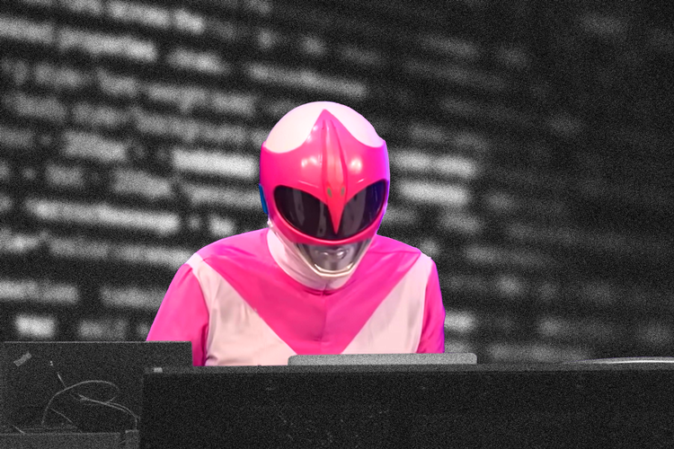 Hackeren, kendt under navnet Martha Root, på scenen til konferencen Chaos Communication Congress i Hamburg i december.  Det var her, at hun viste publikum, at hun havde slettet WhiteDate og de tilhørende hjemmesider. Illustration: Mathias Lystbæk. Originalfoto: Chaos Computer Club/via YouTube under Creative Commons, Freepik