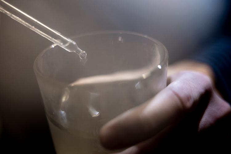 Unge bør passe på deres drikke i nattelivet, så ingen kan putte ulovlige stoffer eller lægemidler i deres drik. Ny undersøgelse viser dog, at de færreste, der siger, de er blevet drugget, har indtaget noget, de ikke vidste.  Modelfoto:  Nichlas Pollier