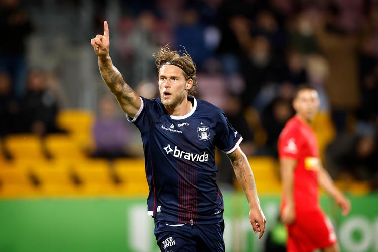 Felix Beijmo og AGF må sande, at der ikke bliver spillet Superligabold i aften pga. den store mængde sne, der er faldet i Aarhus og resten af landet.  Foto: Jens Dresling