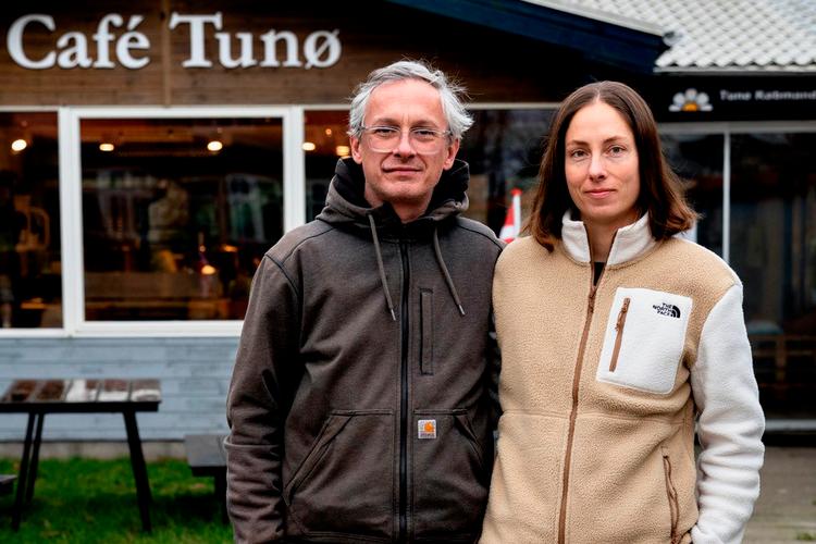 Tami Vibberstoft Pinkalski og Thomas Vibberstoft Pinkalski driver en købmandsforretning på Tunø, der har lidt over 100 indbyggere.  Foto: Fotograf Bl - Danmarks Almene Boliger