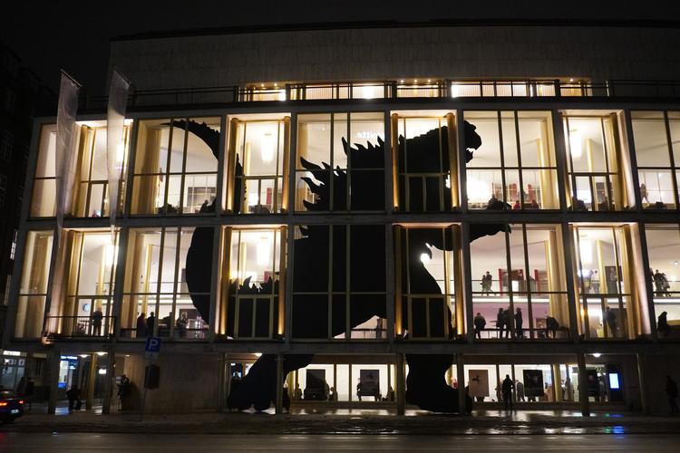 Allerede ude fra gaden får man øje på monstret Gorgonzilla. Den eneste modstander, der kan klare Trump. Foto: Tanja Dorendorf