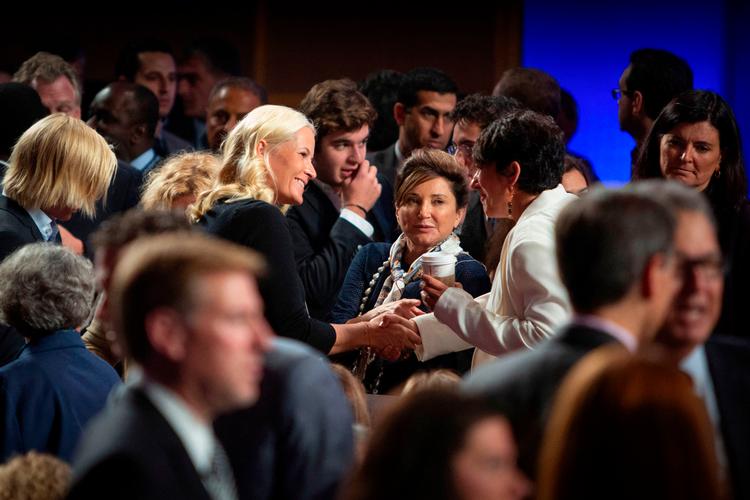 På dette billede, der er taget 23. september 2012 i New York, hilser den norske kronprinsesse Mette-Marit på Jeffrey Epsteins kæreste Ghislaine Maxwell, der i dag afsoner 20 års fængsel. Hvordan kan det være, at toppen af det norske samfund i dag vælter i skandaler?, spørger Christian Jensen.  Foto: Pontus Hook/Ritzau Scanpix