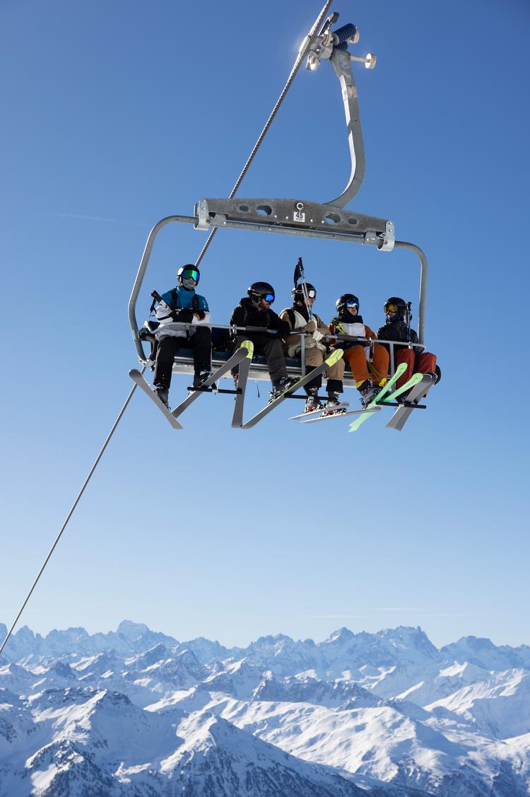 Et liftkort til Val Thorens, hvor denne lift befinder sig, er ikke steget i pris de seneste måneder. Det er til gengæld liftkort-priserne på en række populære skidestinationer i Europa (arkivfoto). Foto: Thomas Borberg