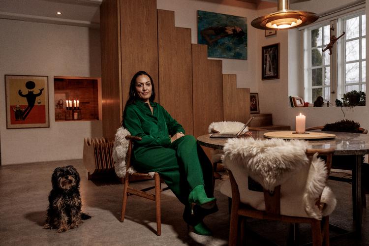 Sheela Maini Søgaard har samlet set boet halvdelen af sin barndom i Mellemøsten. 
»Grundet mit udseende siger jeg altid, at jeg ikke kommer derfra, for det kunne man godt tro. Jeg er heller ikke muslim - det virker som om, det er vigtigt at sige i Danmark«, siger hun. Foto: Jacob Ehrbahn