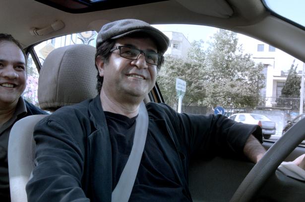 Iranske Jafar Panahi sidder selv bag rattet i 'Teheran Taxi'. En af de 'ikke-film' Panahi lavede med risiko for liv og lemmer, mens han af præstestyret var fradømt 'filmkørekortet' i tyve år.  Foto: Camera Film