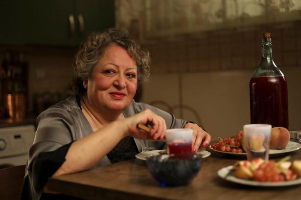 Lili Farhadpour spiller skønt som den 70-årige Mahin, der drømmer om at smage bare en lillebitte smule mere romantik i livet. Foto: Camera Film