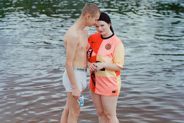 Kærestepar ved stranden i Hidropark i Ukraine. Hun har lidt nervøse hænder, han står med en legetøjspistol. Foto: Oliver Thrane
