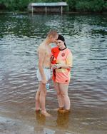 Kærestepar ved stranden i Hidropark i Ukraine. Hun har lidt nervøse hænder, han står med en legetøjspistol. Foto: Oliver Thrane