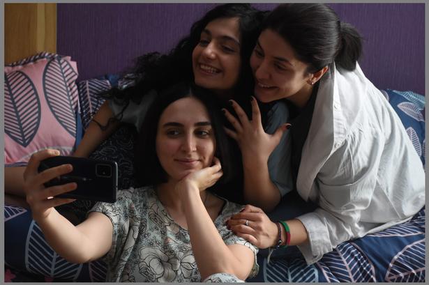 Iranske filmskabere kan både deres filmhistorie og deres russiske klassikere, så hvis man introducerer et skydevåben i filmen vil det før eller siden blive brugt. Også i 'Frøet fra det hellige figentræ'. Foto: Camera Film