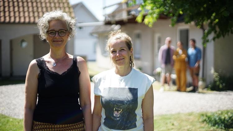 Vinni og hendes søster er bekymrede, fordi Vinni ikke ser ud til at kunne få sit hus i Lundby solgt. Men så træder naboerne til. DR: Matias Brenø Olsson