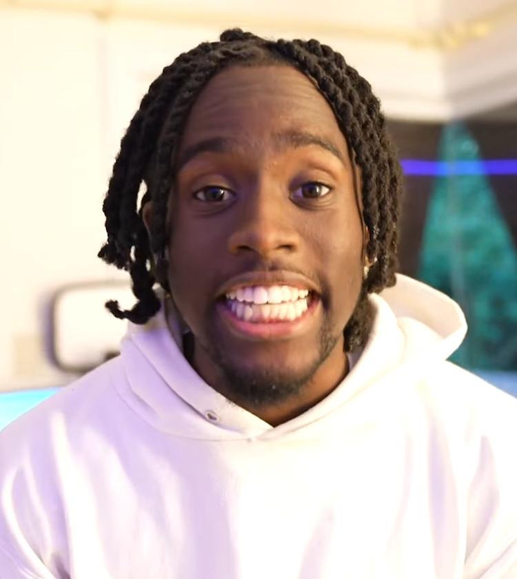 Kai Cenat beskriver sin højtlæsning som et selvudviklingsprojekt for at få et større ordforråd og blive bedre til at tale i offentlige sammenhænge.​ Foto: Agent 00 Gaming, CC BY 3.0 via Wikimedia Commons