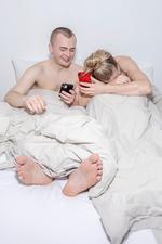 For det er jo sjovt. Og for sjov. Men under dynerne gemmer sig også en dybt principiel diskussion om privatliv, ansvar og fortællingens magt.  Foto: Mads Nissen