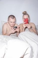 Det bliver næsten ikke mere intimt. Ud over måske at ligge side om side i Victors dobbeltseng for fotografens skyld. Foto: Mads Nissen