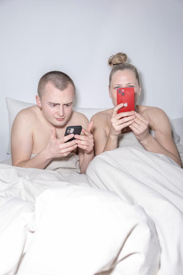 Det bliver næsten ikke mere intimt. Ud over måske at ligge side om side i Victors dobbeltseng for fotografens skyld. Foto: Mads Nissen