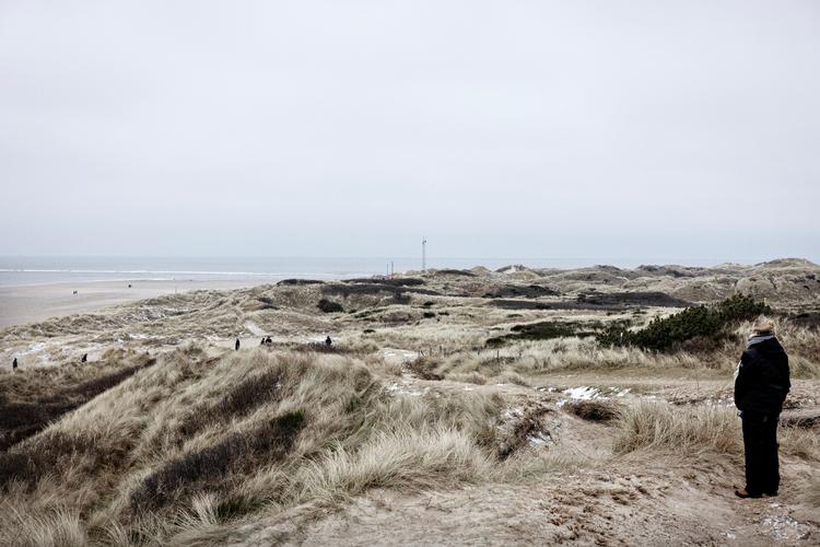 Flere interesserede gik forgæves efter den strandede kaskelothval ved Blåvandshuk Fyr fredag. Højvande har formentlig skjult hvalen for i dag. Foto: Astrid Dalum/Ritzau Scanpix