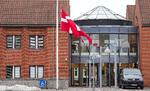 Der blev flaget på halv hos Fredericia Politistation torsdag 29. januar, da en 43-årig mandlig betjent omkom, og en 25-årig kvindelig politielev blev kvæstet efter en ulykke, hvor de og deres bil blev påkørt af en lastbil på E45 Sønderjyske Motorvej..  Foto: Claus Fisker/Ritzau Scanpix