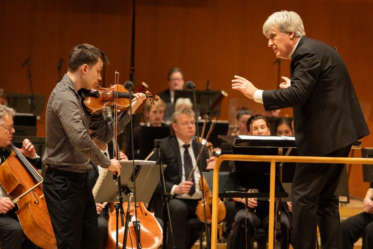 Svenske Johan Dalene har før givet den som nonchelant virtuos, men fredag var han super fokuseret i en forrygende gennemspilning af den glemte danske violinkoncert. Foto: Vikki Søholm