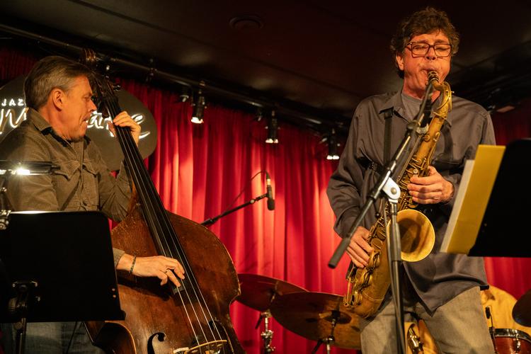 Torben Bjørnskov på bas og Chris Cheek på sax var duoen i centrum, mens pianisten Esben Tjalve begejstrede med sine elegante præstationer på tangenterne.  Foto: Vikki Søholm