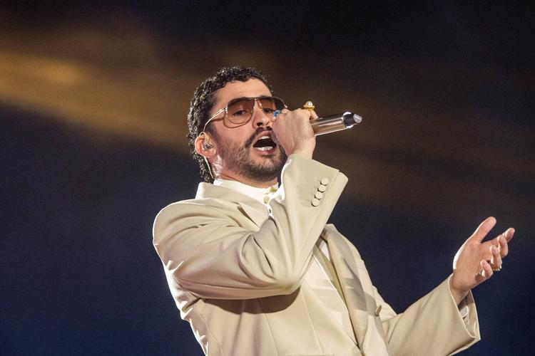 Bad Bunny har gennem hele sin karriere gjort sig bemærket som både musiker og politisk figur. Blandt andet afbrød han en turné i Europa for at rejse hjem til Puerto Rico for at tilslutte sig protester imod landets regering i 2019. Søndag aften spiller han til Super Bowl i USA. Foto: Erika Santelices/Ritzau Scanpix