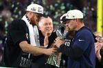 Seattle Seahawks-quarterback Sam Darnold og cheftræner Mike MacDonald kunne løfte Vince Lombardi-trofæet efter Super Bowl LX i San Francisco. Foto: Mark J. Rebilas/Ritzau Scanpix