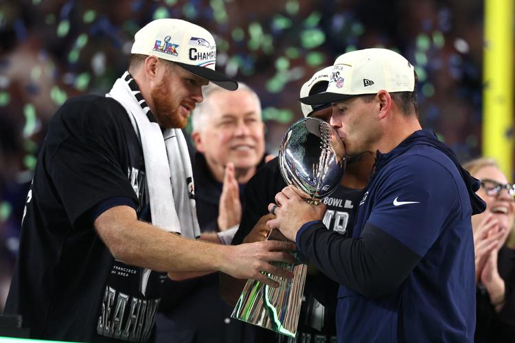 Seattle Seahawks-quarterback Sam Darnold og cheftræner Mike MacDonald kunne løfte Vince Lombardi-trofæet efter Super Bowl LX i San Francisco. Foto: Mark J. Rebilas/Ritzau Scanpix