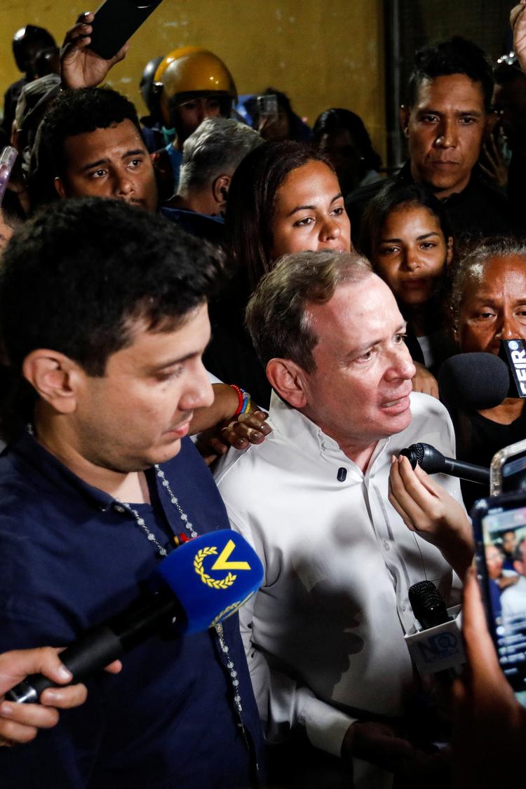 Den venezuelanske oppositionspolitiker Juan Pablo Guanipa taler 8. februar til medier foran detentionscenter i Caracas, Venezuela. Foto: Fausto Torrealba/Ritzau Scanpix