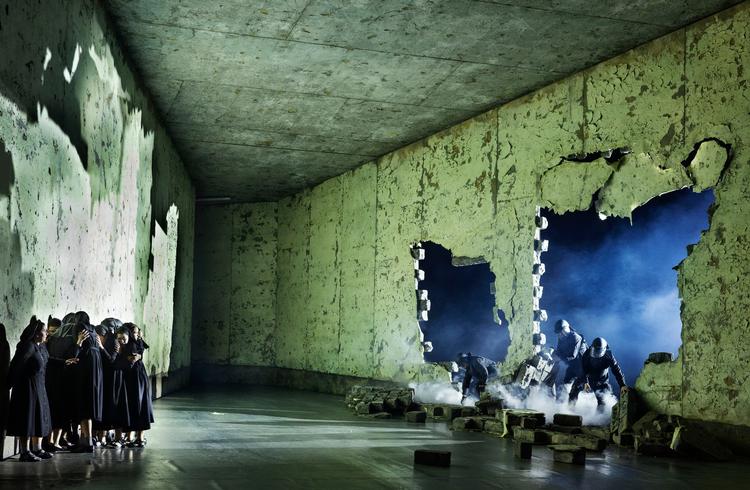 Da virkeligheden og volden bryder ind i klosteret i 'Dialogues des carmélites', er det svært ikke at tænke på ICE og USA. Foto: Miklos Szabo